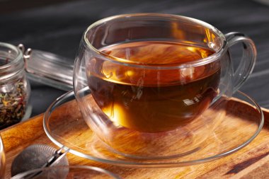 Tahtada bir bardak çay.