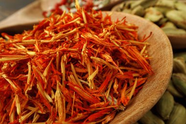 Safran ve kakule baharatı ahşap yüzey makrosu üzerinde