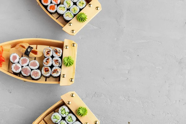 木船托盘上的麻木寿司 — 图库照片
