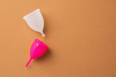 Kağıt üzerinde regl bardağının üst görünümü