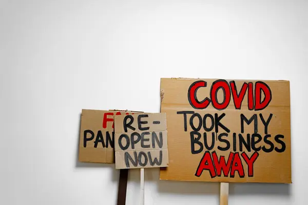 Cartello protestante contro i blocchi coronavirus da vicino — Foto Stock