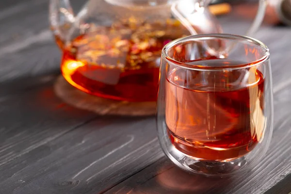 Copo de chá de vidro e bule na mesa — Fotografia de Stock