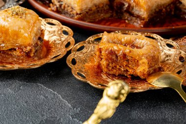 Altın Arap plakalı Türk baklavası.