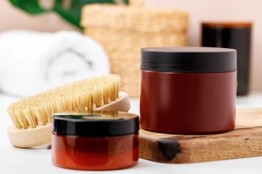 Kahverengi konteynır mavi banyo arka planına karşı