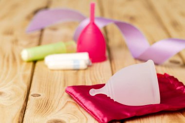 Adet bardağı ve tıbbi tampon yakın çekim.