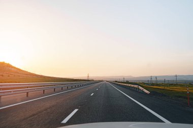 Şafakta boş otoyol, sürücülerin bakış açısından manzara