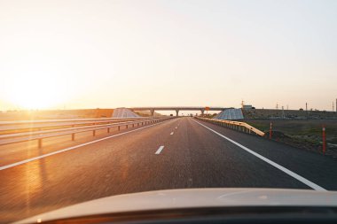 Şafakta boş otoyol, sürücülerin bakış açısından manzara