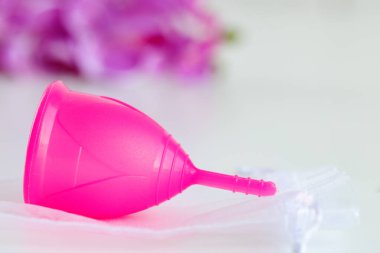 Adet bardağı ve kapağı kapanıyor.