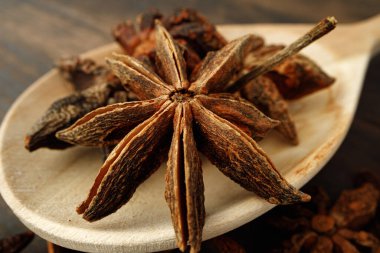 Tahta arka planda anason yıldızlarının makro fotoğrafı