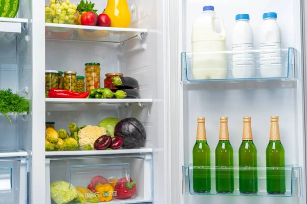 Buka kulkas penuh makanan segar dan minuman — Stok Foto