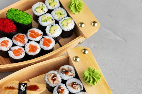 Set di sushi maki su vassoio di legno — Foto Stock