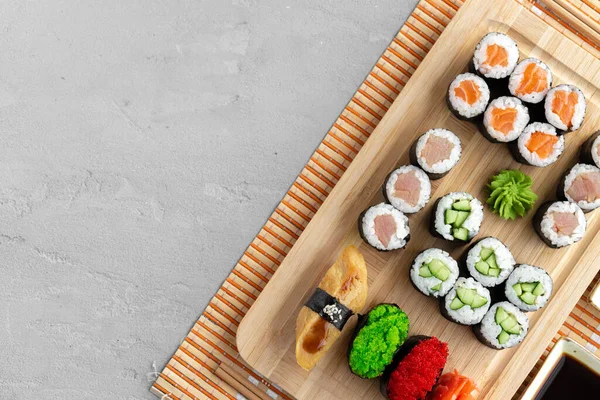 Set di sushi Maki servito su vassoio di legno — Foto Stock