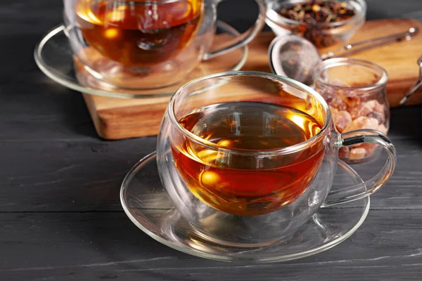 Glas Tee auf Holz Hintergrund — Stockfoto