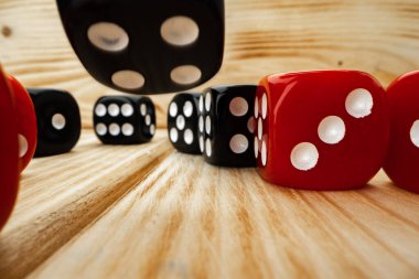 Ahşap arkaplanda kırmızı ve siyah zar küpleri