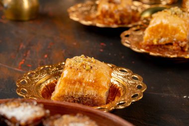 Altın Arap plakalı Türk baklavası.