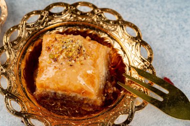 Altın Arap plakalı Türk baklavası.