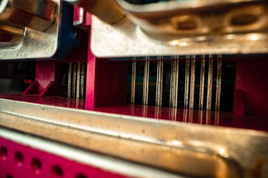 Bir devre kartının elektronik bileşenlerinin makro fotoğrafı