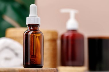 Kozmetik, koyu kehribar, pipetli cam şişe.