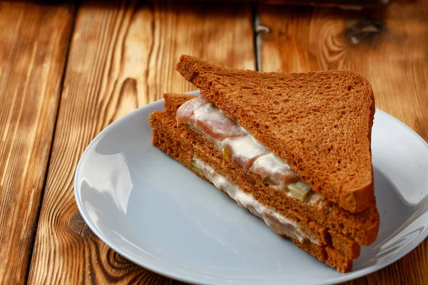 Kanapka z tostem żytnim na drewnianym stole — Zdjęcie stockowe