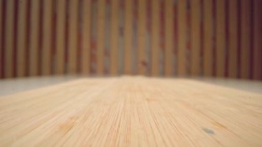 Eldivenli bir erkek Nigiri suşi parçasını tahta tahtaya yakınlaştırıyor.