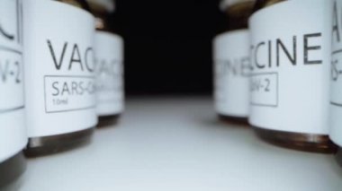 SARS-CoV-2 ilaç aşı şişeleri masanın üzerinde duruyor.