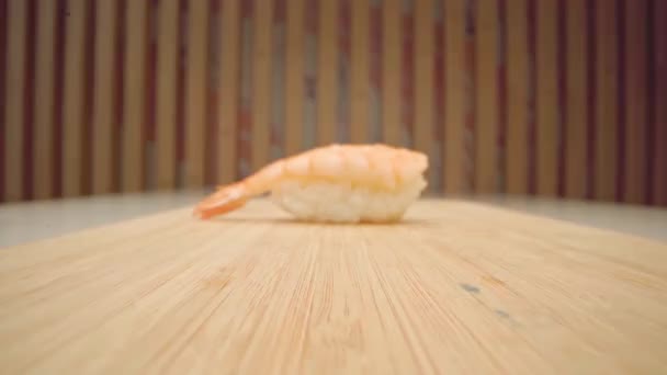 Zoom in video of nigiri sushi piece, fish on rice close up — Stock Video