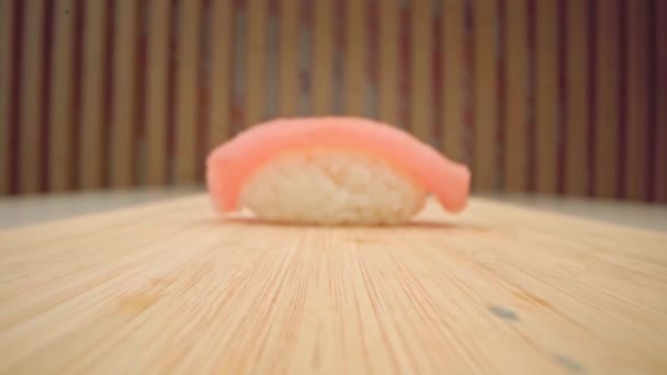 Zoom in video of nigiri sushi piece, fish on rice close up — Stock Video