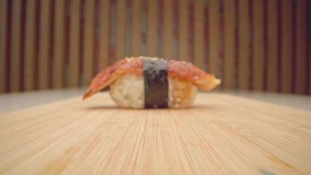 Zoom en video de nigiri pieza de sushi, pescado en el arroz de cerca — Vídeo de stock
