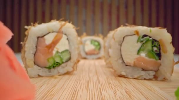 Zooma in bild video av japansk sushi rulle på trä bakgrund — Stockvideo