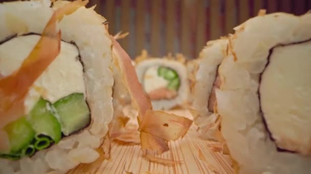 Zoom en diapositiva video de rollo de sushi japonés sobre fondo de madera — Vídeo de stock