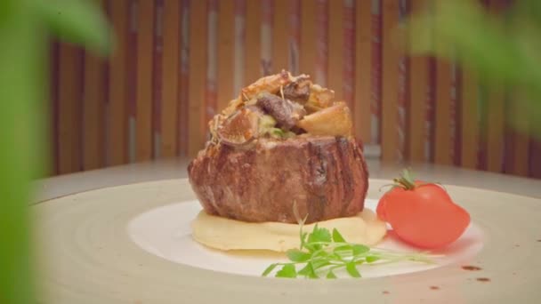 Uitzoomen dia video van filet mignon steak door microgroene spruiten — Stockvideo