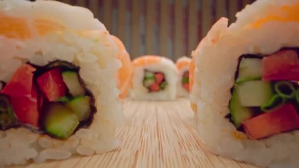 Zoom en diapositiva video de rollo de sushi japonés sobre fondo de madera — Vídeos de Stock