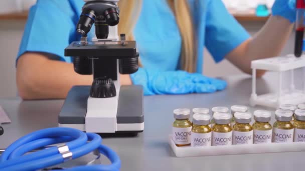 血液サンプル検査管を用いた女性研究室の研究者 — ストック動画