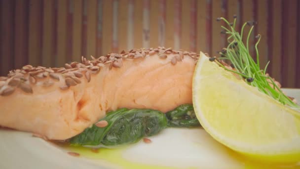 Steak salmon panggang disajikan di piring dan tunas mikrohijau kacang polong — Stok Video