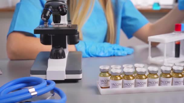 Chercheuse de laboratoire travaillant avec des éprouvettes de sang — Video