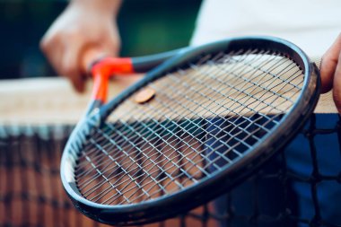 Tenis raketi ve tenis kortunda tenis ağı