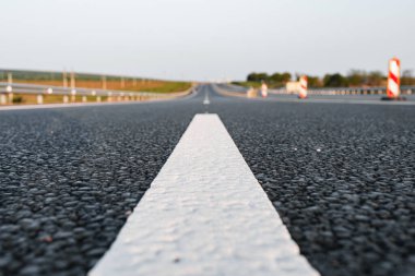 Otobanda asfalt yolda beyaz işaret çizgisi