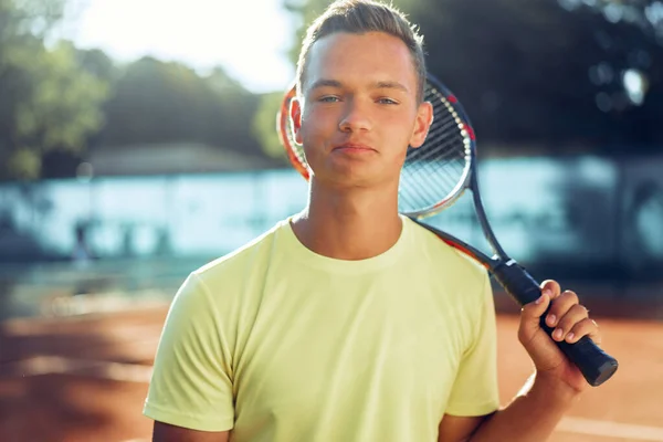 Jovem adolescente com raquete de tênis em pé perto da rede na quadra de barro — Fotografia de Stock