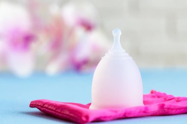 Adet bardağı ve kapağı kapanıyor.