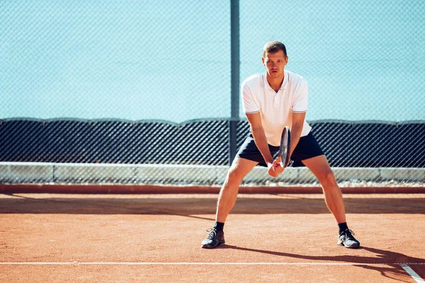 Tenis oyuncusu tenis kortunda hazır bekliyor. — Stok fotoğraf