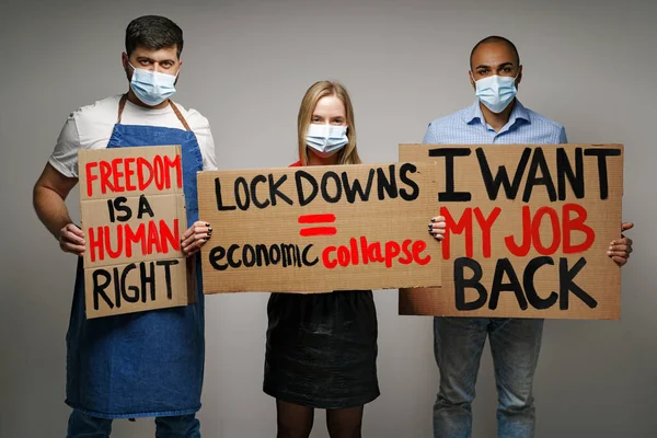 Groupe de manifestants debout avec des pancartes contre le verrouillage — Photo