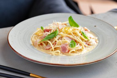Pastırmalı ve kremalı Carbonara Makarnası