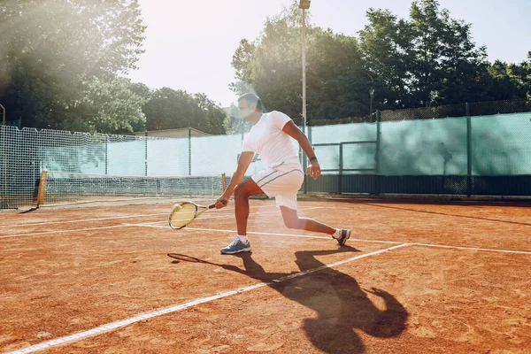 Fitter Mann spielt Tennis auf dem Tennisplatz — Stockfoto