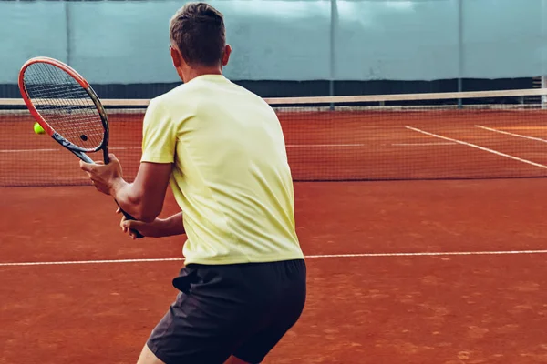 Tenis oyuncusu tenis kortunda raketle ayakta duruyor — Stok fotoğraf