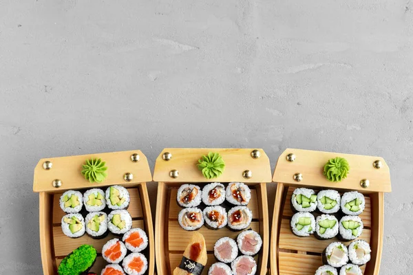 Conjunto de sushi maki na bandeja de barco de madeira — Fotografia de Stock