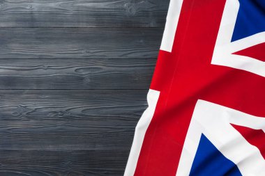 Tahta arka planda Birleşik Krallık bayrağı