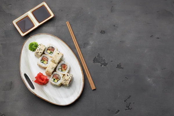 Vista dall'alto del rotolo di sushi con sesamo su sfondo grigio scuro — Foto Stock