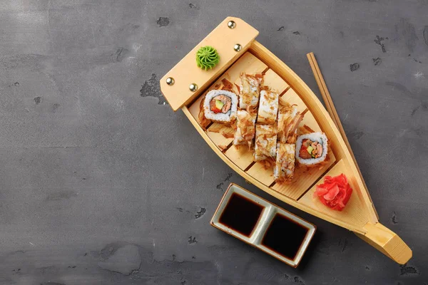 Vista dall'alto del rotolo di sushi con trucioli di tonno serviti sul piatto — Foto Stock