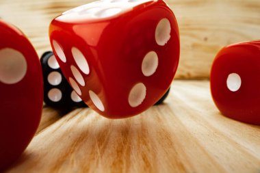 Ahşap arkaplanda kırmızı ve siyah zar küpleri