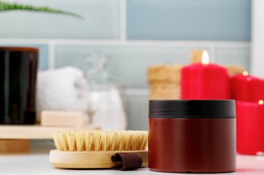 Kahverengi konteynır mavi banyo arka planına karşı